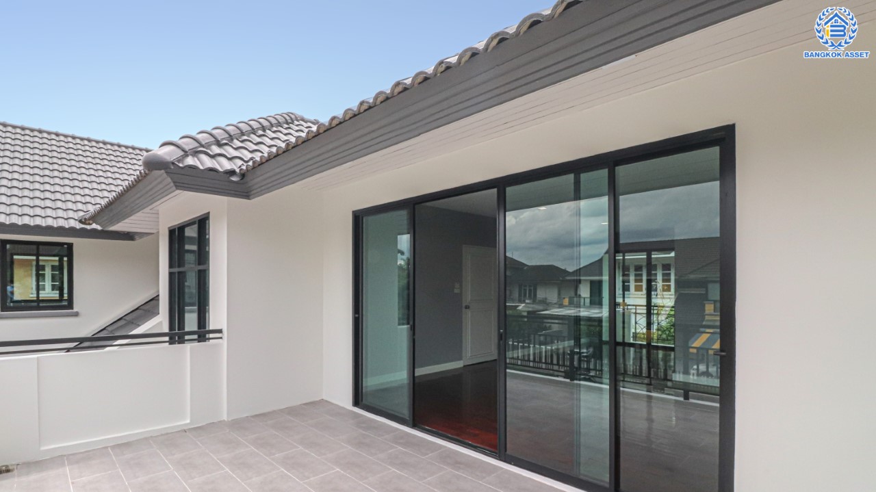 คฤหาสน์มือสองตกแต่งใหม่ #หลังมุม โครงการ บ้านภาณุ ปิ่นเกล้า-ตลิ่งชัน เนื้อที่ 135.5 ตร.ว. ฟังก์ชันจัดเต็ม 5 ห้องนอน 5 ห้องน้ำ จอดรถได้ 4 คัน บนพื้นที่ใช้สอยเกือบ 460 ตร.ม. พร้อมพื้นที่สนามหญ้ากว้างกว่า 100 ตร.ม. ตอบโจทย์ครอบครัวใหญ่ บนทำเลศักยภาพ เชื่อมต่อทั้งถนนกาญจนาภิเษก และทางคู่ขนานลอยฟ้าบรมราชชนนี ใกล้สถานีขนส่งสายใต้ใหม่ และเซ็นทรัลปิ่นเกล้า